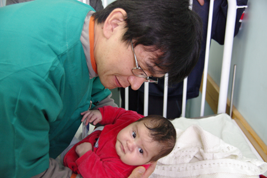 赤ちゃんを抱えて